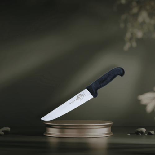 Couteau de cuisine penché sur une planche à découper