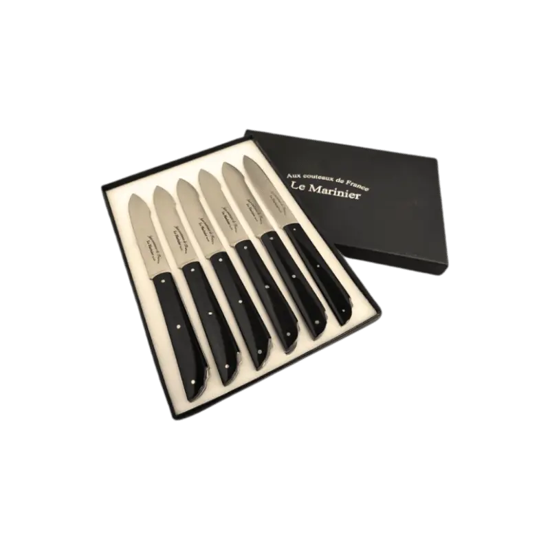 Coffret de couteaux de table français Le Marinier placé sur la table