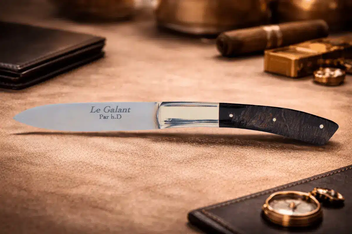 Couteau pliant artisanal Le Galant étalé sur la table