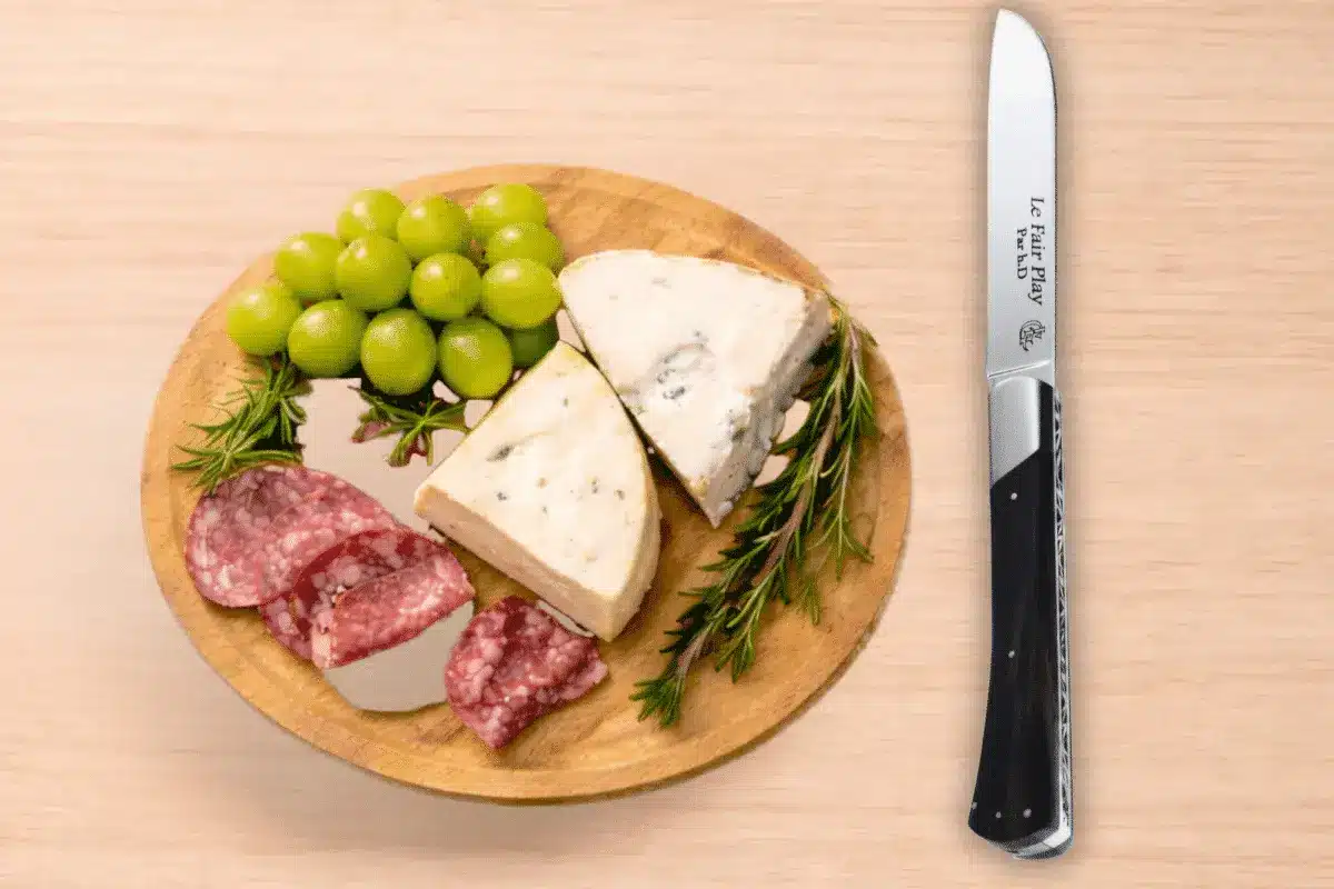 Couteau de coutellerie artisanale utilisé pour découper fromage et charcuterie