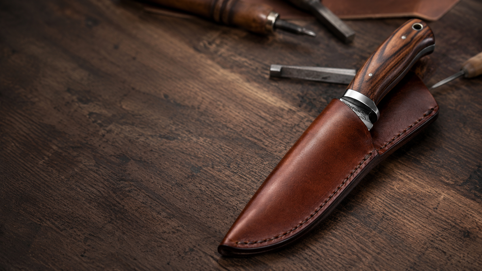 Couteau à lame fixe avec manche en bois veiné inséré dans son étui en cuir marron cousu main.